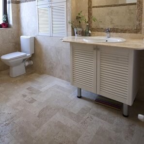 Травертин Classic Cross Cut Brushed, 10 x 30,5 x 1 см